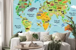 Naklejka: Mapa świata ze zwierzętami w stylu rysunkowym