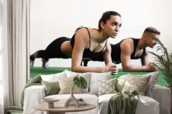 Naklejka: Mężczyzna i kobieta robi ćwiczenia na siłowni desek