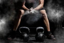Naklejka: Mężczyzna szykujący się do podnoszenia ciężarów