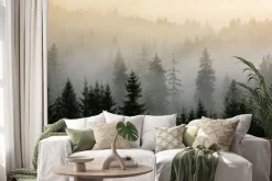 Naklejka: Mglisty poranek nad sosnowym lasem