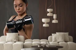 Naklejka: Młoda kobieta wyginanie mięśni z hantlami w siłowni