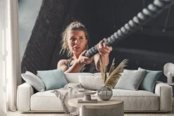 Naklejka: Młoda sportowa dziewczyna w szkoleniu