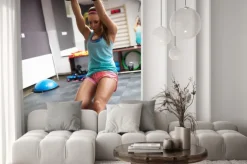 Naklejka: Młode samice na siłowni pracuje na jej brzucha na trx