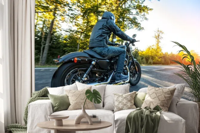 Naklejka: Motocyklista jazda chopper na drodze