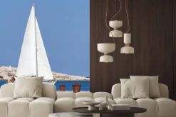 Naklejka: Niewyraźne jacht żaglowy w drodze z portu przechodzi przez dwa