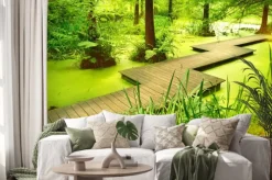 Naklejka: Nowoczesny chodnik lub kładka nad stawem w lesie. starych drzew