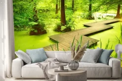 Naklejka: Nowoczesny chodnik lub kładka nad stawem w lesie. starych drzew