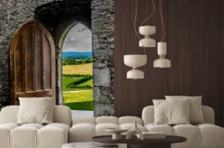 Naklejka: Offenes schweres tor mit blick auf irische landschaft