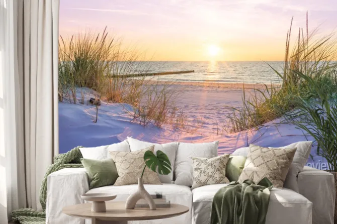 Naklejka: Piaszczysta plaża z widokiem na morze o zachodzie słońca