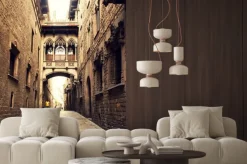 Naklejka: Łuk między budynkami w barcelonie