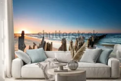 Naklejka: Zachód słońca na plaży nad morzem bałtyckim i stary drewniany