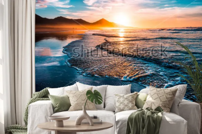 Naklejka: Zachód słońca nad morzem z widokiem na wulkaniczne wzgórza