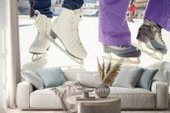 Naklejka: Zbliżenie buty figurowe łyżwy na lodowisko na świeżym powietrzu