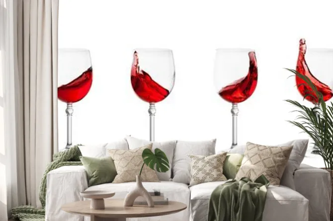 Naklejka: Zestaw kieliszków z odpryskami wina na białym powrotem