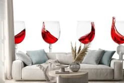 Naklejka: Zestaw kieliszków z odpryskami wina na białym powrotem