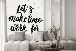 Naklejka: Zróbmy czas dla nas pracować. litera frazy na białym tle.