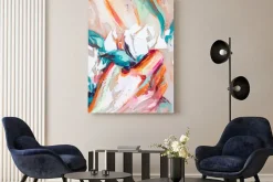 Obraz: Abstrakcyjna dłoń kobiety z kwiatem