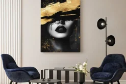 Obraz: Abstrakcyjny portret kobiety z czarnymi ustami i złotymi detalami
