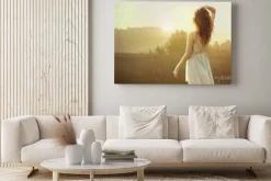 Obraz: Ładna brunetka kobieta oglądania zachodu słońca