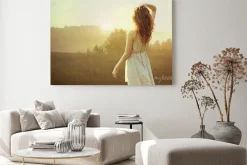 Obraz: Ładna brunetka kobieta oglądania zachodu słońca