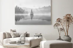 Obraz: Żaglówka na tle mglistego lasu w szarości