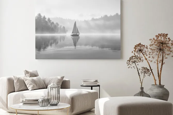Obraz: Żaglówka na tle mglistego lasu w szarości