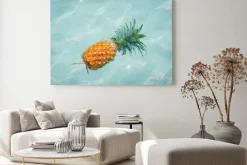 Obraz: Ananas w wodzie na słonecznej plaży