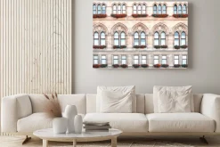 Obraz: Architektura okna i czerwone kwiaty