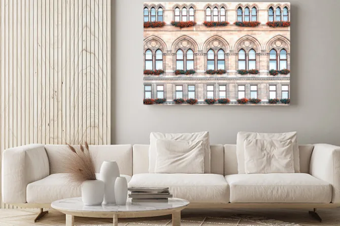 Obraz: Architektura okna i czerwone kwiaty