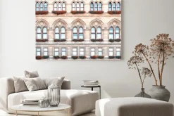 Obraz: Architektura okna i czerwone kwiaty