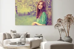 Obraz: Archiwalne zdjęcie pięknej dziewczyny na wiosnę