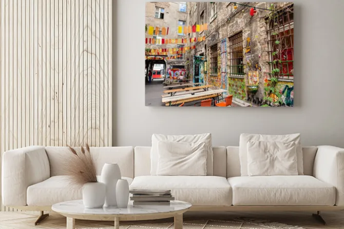 Obraz: Artystyczna kawiarnia z ogródkiem