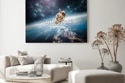 Obraz: Astronauta w przestrzeni kosmicznej na tle ziemi