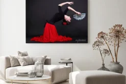 Obraz: Atrakcyjna młoda kobieta hiszpański taniec flamenco na czarnym