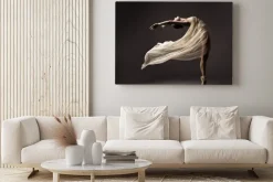 Obraz: Baletnica w jasnej sukni na ciemnym tle