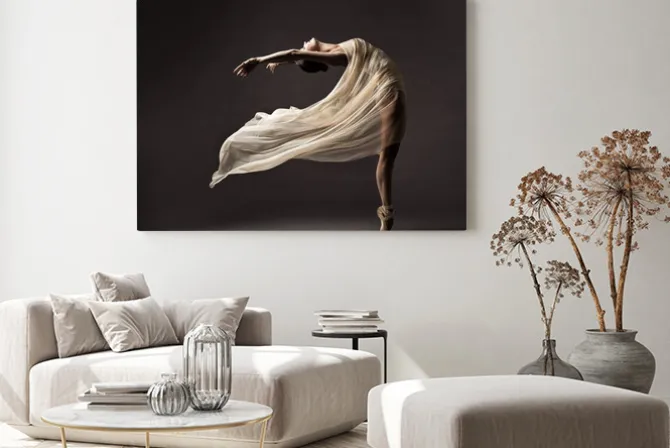 Obraz: Baletnica w jasnej sukni na ciemnym tle