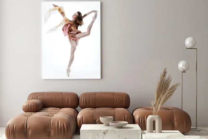 Obraz: Baletnica w tanecznej pozie w zwiewnej sukni
