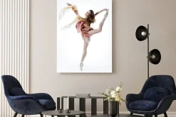 Obraz: Baletnica w tanecznej pozie w zwiewnej sukni
