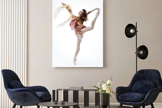 Obraz: Baletnica w tanecznej pozie w zwiewnej sukni