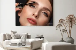 Obraz: Beautiful girl with sexy lips and classic makeup with cosmetic