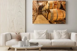 Obraz: Beczki dębowe w podziemnej piwnicy winiarskiej