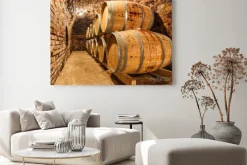 Obraz: Beczki dębowe w podziemnej piwnicy winiarskiej