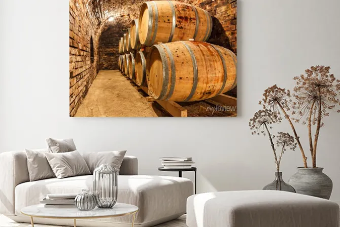 Obraz: Beczki dębowe w podziemnej piwnicy winiarskiej