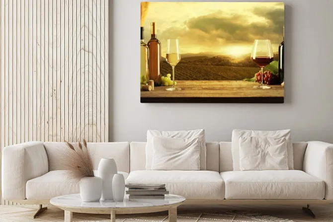 Obraz: Beczki i butelki z winem na stole w winiarni