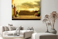 Obraz: Beczki i butelki z winem na stole w winiarni