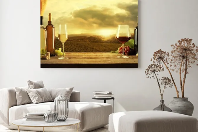 Obraz: Beczki i butelki z winem na stole w winiarni