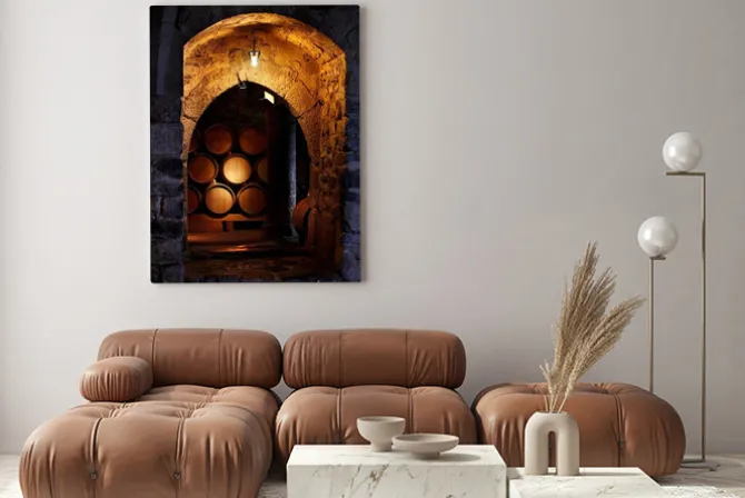 Obraz: Beczki wina leżakujące w piwnicy