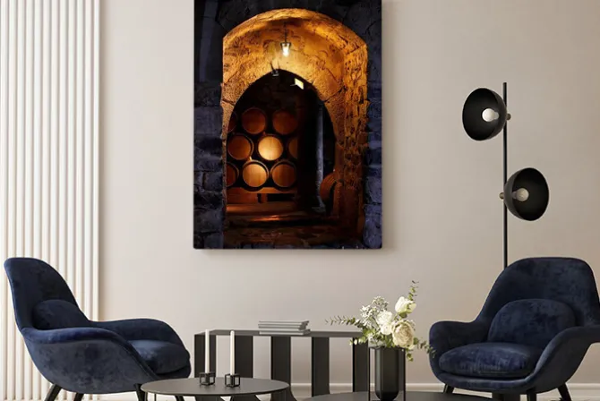 Obraz: Beczki wina leżakujące w piwnicy