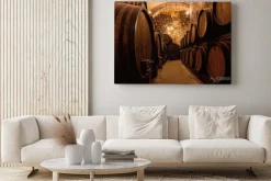 Obraz: Beczki z winem w piwnicy