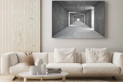 Obraz: Betonowy tunel z jasnymi prześwitami